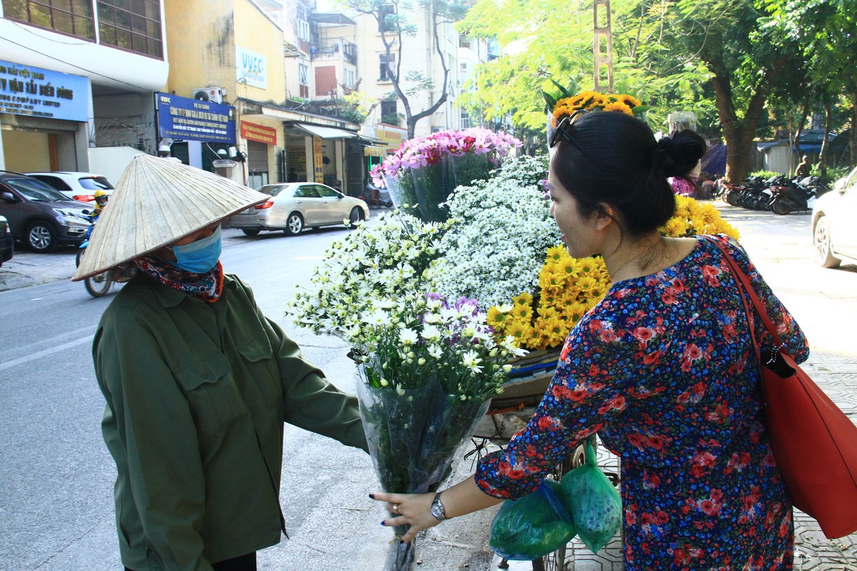 Mua hoa trên đường Thụy Khuê.
