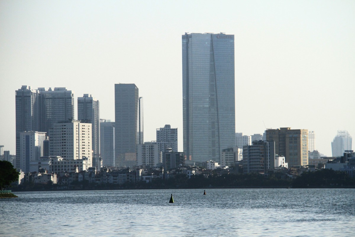 Hầu như đứng ở bất cứ đâu của Hồ Tây cũng có thể nhìn thấy các rừng cao ốc. Hầu như đứng ở bất cứ đâu của Hồ Tây cũng có thể nhìn thấy các rừng cao ốc.