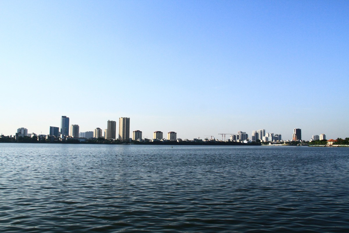 View hồ từ hướng đường Thanh Niên. View hồ từ hướng đường Thanh Niên.