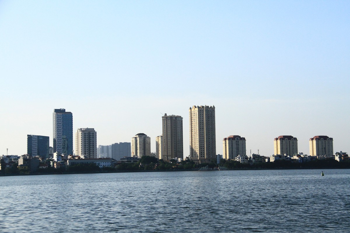 Hồ Tây đang trở nên gần giống với mặt biển thành phố Nha Trang, Đà Nẵng khi các khoảng không được lấp đầy bằng nhà cao tầng. Hồ Tây đang trở nên gần giống với mặt biển thành phố Nha Trang, Đà Nẵng khi các khoảng không được lấp đầy bằng nhà cao tầng.