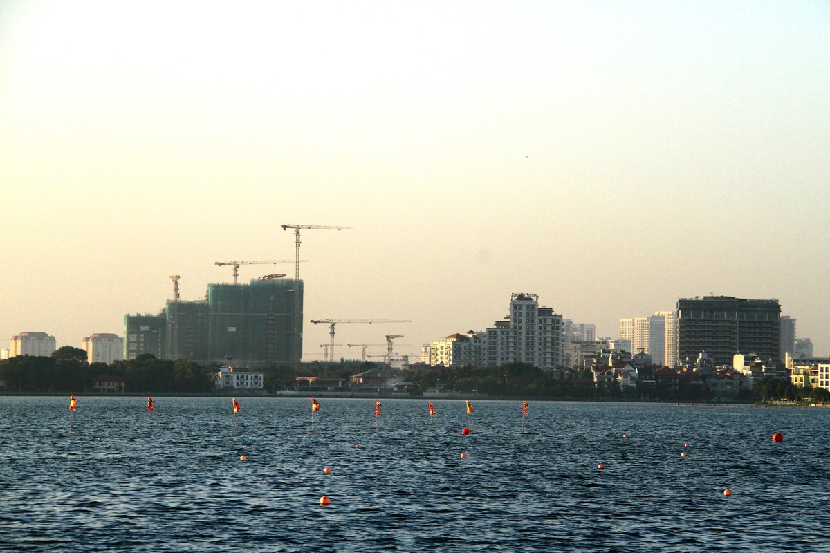 Công trình mọc lên sau cao hơn các công trình hiện hữu trước đó. Công trình mọc lên sau cao hơn các công trình hiện hữu trước đó.