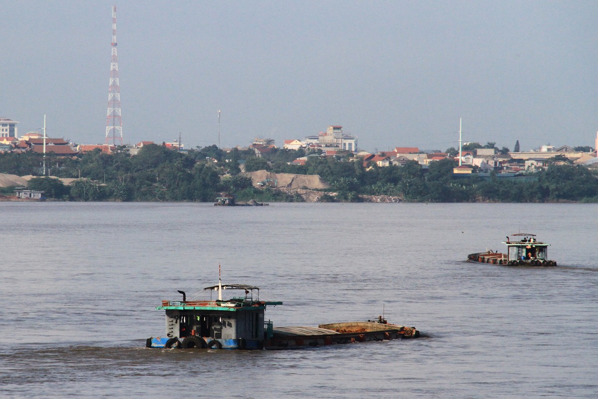 Nhiều tàu cát hướng về phía TP. Việt Trì.