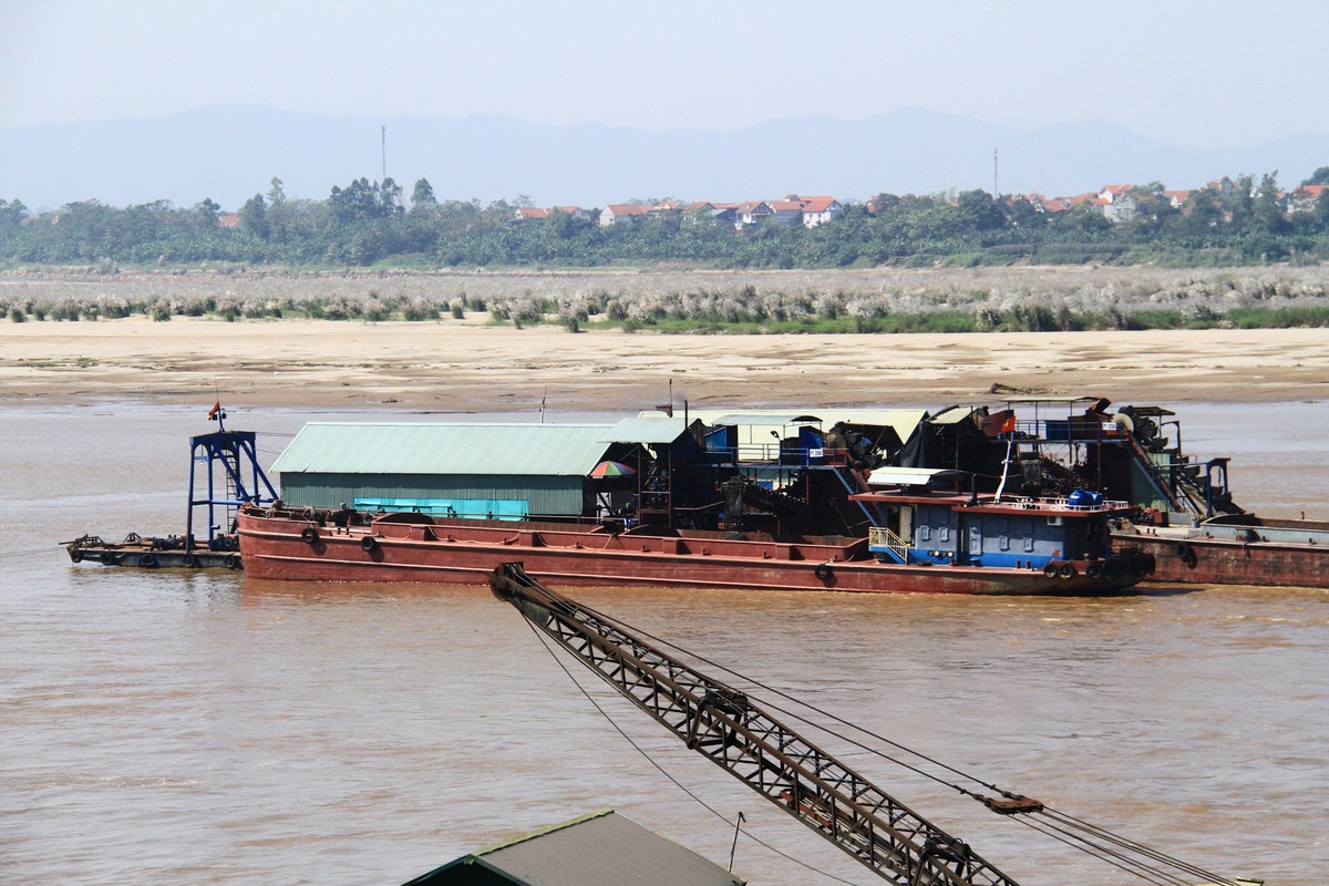 Sông Hồng mùa này nước khá cạn.