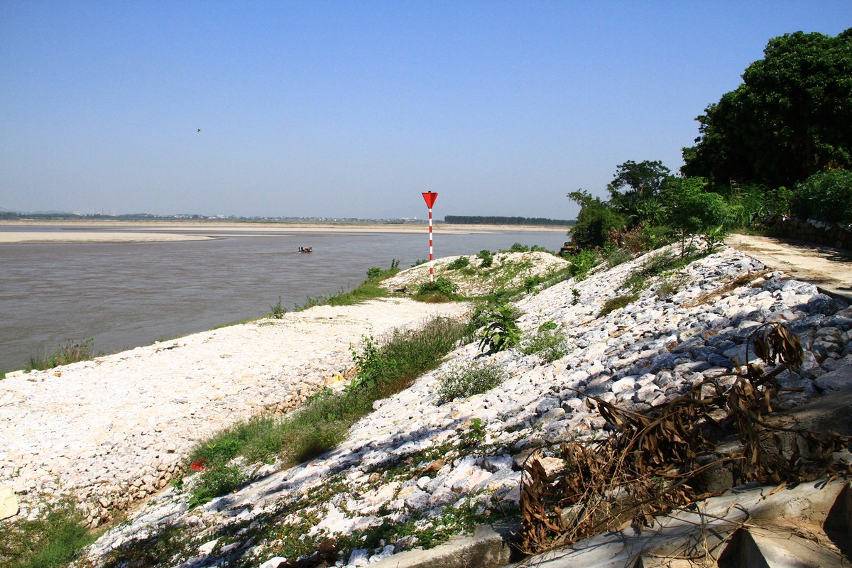 Nhiều năm qua, Hà Nội đã phải dành nhiều kinh phí để kè đê.