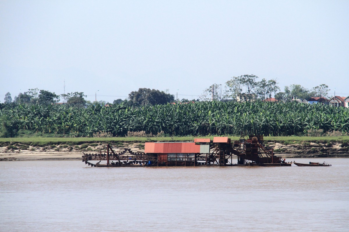 Từ nhiều tháng nay, các tàu hút cát đã hoạt động nhộn nhịp bất kể ngày đêm trên lòng sông.