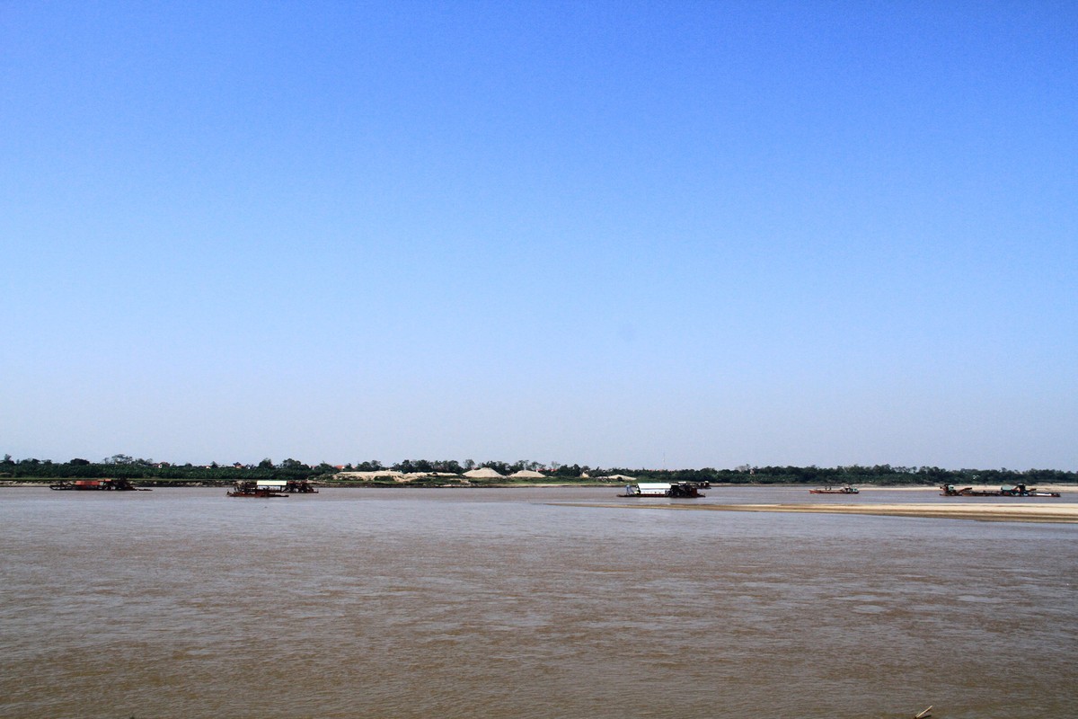 Đoạn sông ngắn nhưng có nhiều tàu cát tập hợp.