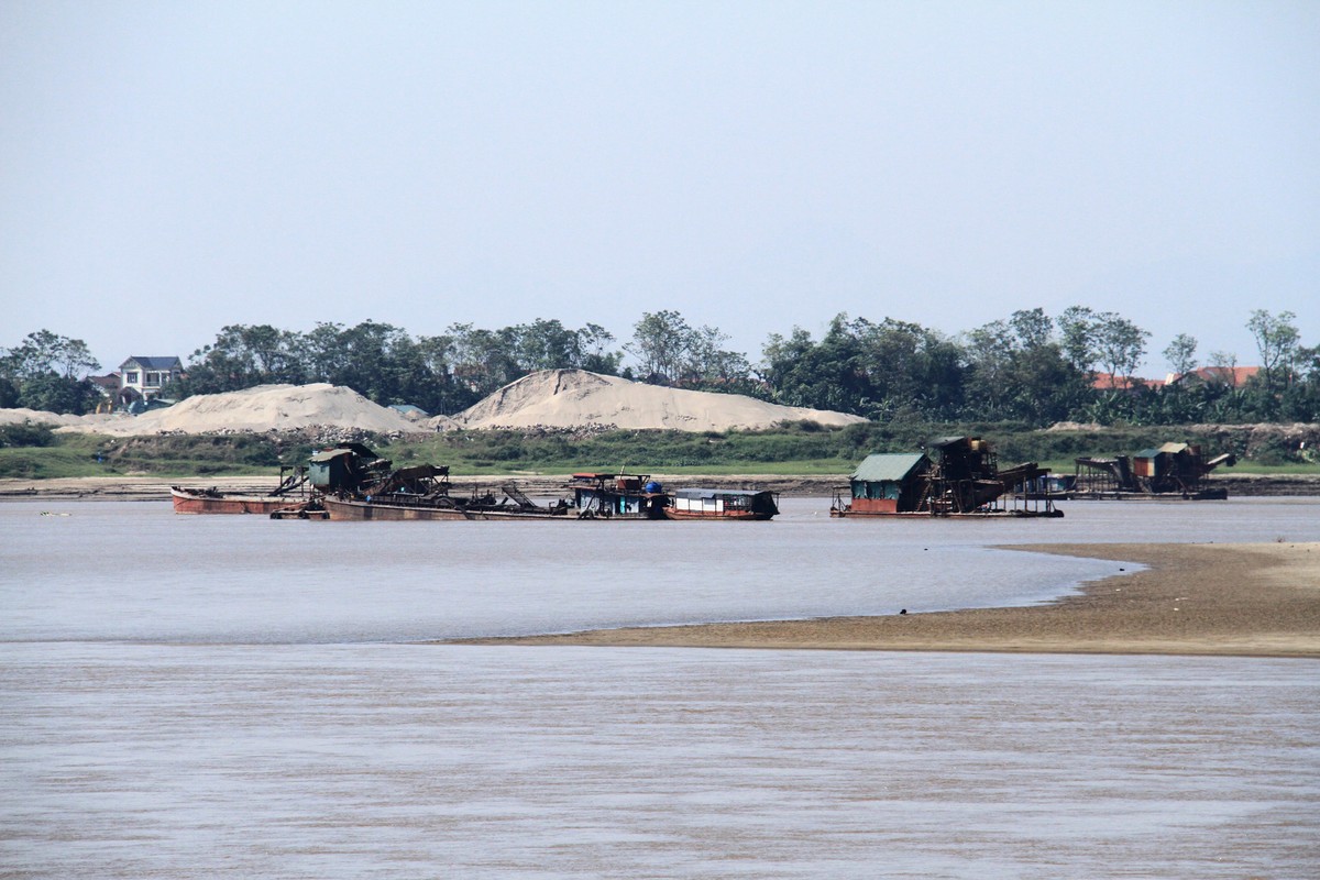 Nhu cầu về cát xây dựng lớn nên đoạn sông này có rất nhiều tàu hút cát tập kết.