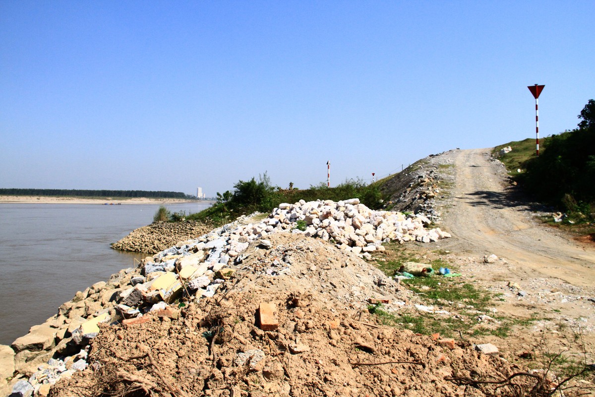 Một đoạn đê khác đang tiếp tục được kè.