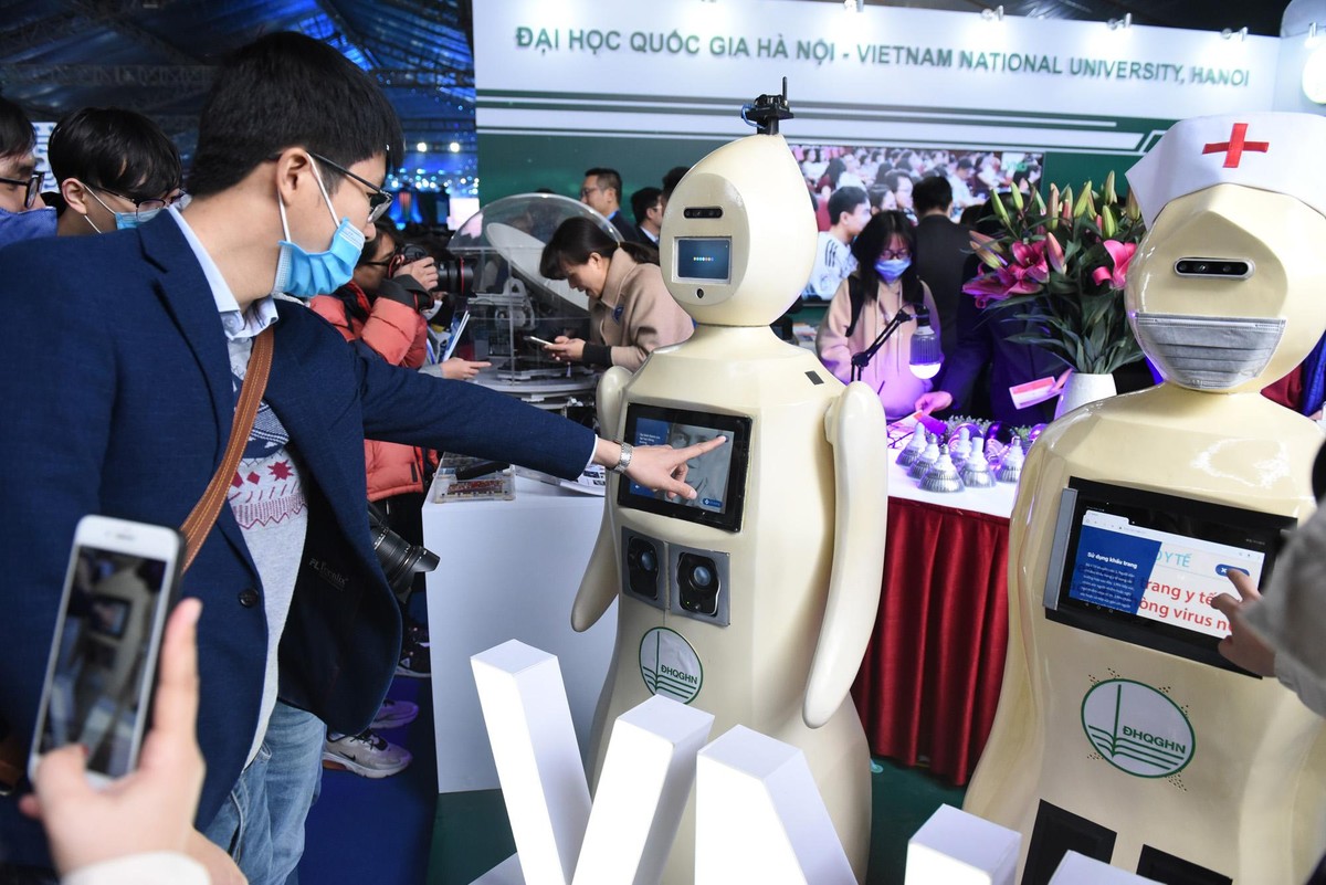 Robot là những sản phẩm công nghệ được nhiều người quan tâm. Ảnh: Dũng Minh. Robot là những sản phẩm công nghệ được nhiều người quan tâm. Ảnh: Dũng Minh.