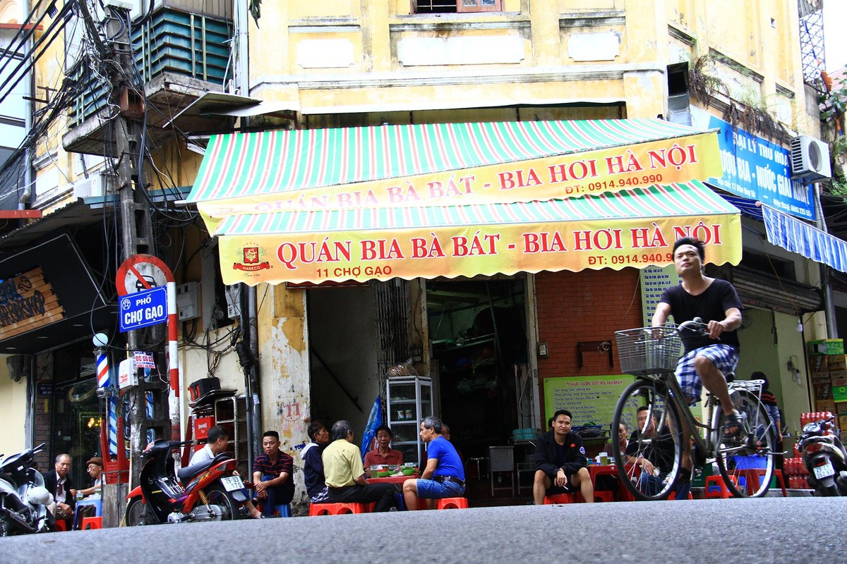 Quán bia là nơi người ta chia sẻ nhiều thứ, nhiều cảm xúc. Ảnh: Thành Nguyễn. Quán bia là nơi người ta chia sẻ nhiều thứ, nhiều cảm xúc. Ảnh: Thành Nguyễn.