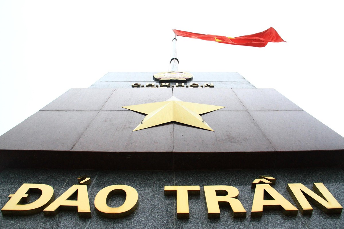 Cột cờ đảo Trần ở độ cao 188 m so với mực nước biển. Ảnh: Thành Nguyễn. Cột cờ đảo Trần ở độ cao 188 m so với mực nước biển. Ảnh: Thành Nguyễn.