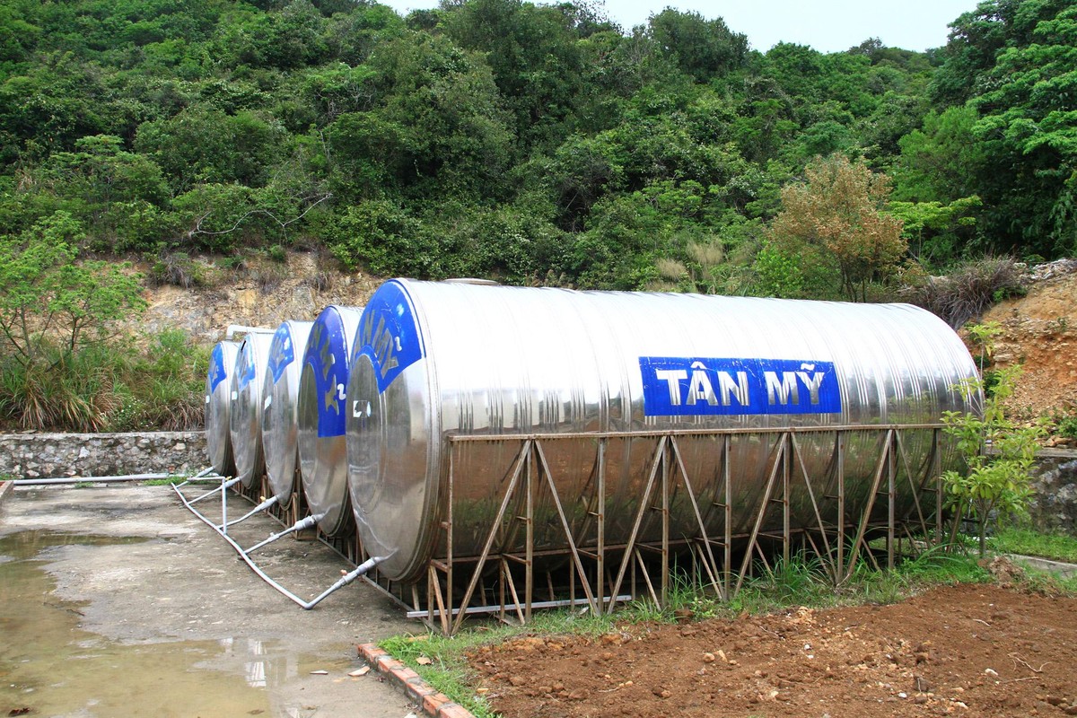 Do không dễ khoan giếng nên nước mưa vẫn là nguồn cung cấp nước ngọt chính. Ảnh: Thành Nguyễn Do không dễ khoan giếng nên nước mưa vẫn là nguồn cung cấp nước ngọt chính. Ảnh: Thành Nguyễn