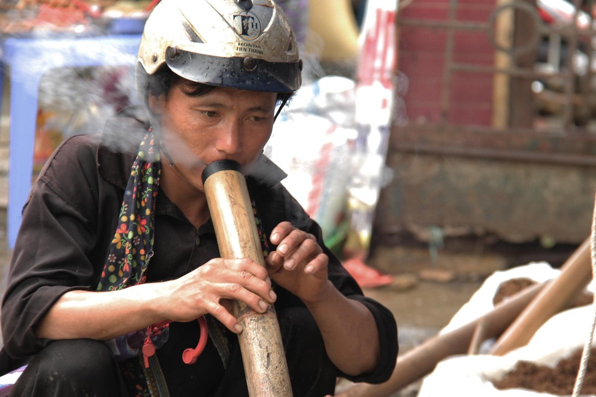 Thử thuốc lào - hình ảnh quen thuộc với mỗi dịp chợ phiên vùng cao. Ảnh: Thành Nguyễn. Thử thuốc lào - hình ảnh quen thuộc với mỗi dịp chợ phiên vùng cao. Ảnh: Thành Nguyễn.