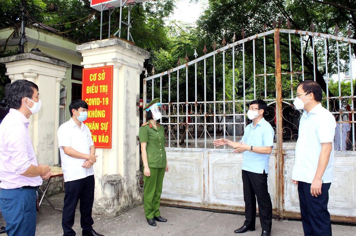 Chủ tịch UBND tỉnh Vĩnh Phúc Lê Duy Thành kiểm tra cơ sở điều trị bệnh nhân Covid-19 huyện Yên Lạc. Ảnh: Internet.