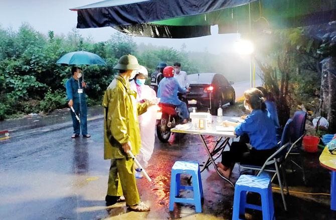 Kiểm soát chặt chẽ người ra, vào tại các chốt kiểm dịch huyện Sông Lô. Ảnh: Internet. Kiểm soát chặt chẽ người ra, vào tại các chốt kiểm dịch huyện Sông Lô. Ảnh: Internet.