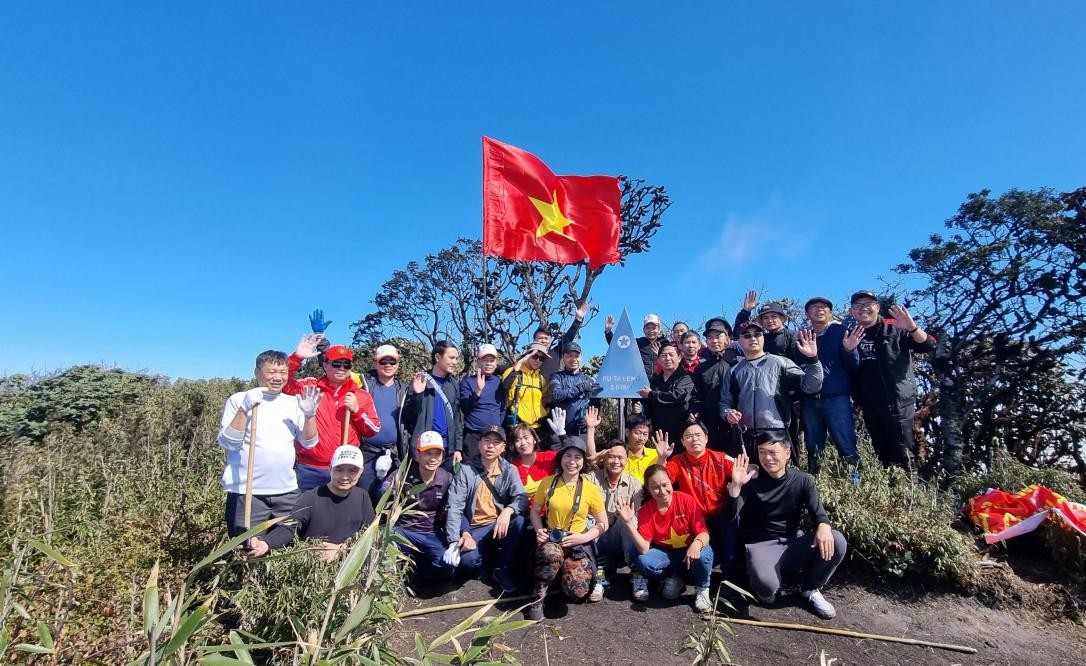 Một nhóm du khách vừa chinh phục đỉnh Putaleng cho mùa hoa Đỗ Quyên 2022.