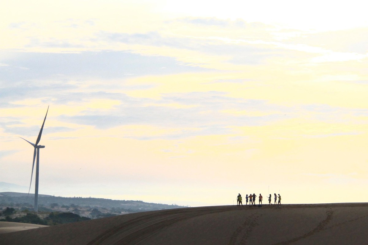 Nhóm các bạn trẻ cùng checkin Bàu Trắng trong những tia nắng đầu ngày.