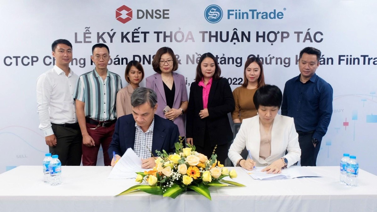 DNSE và FinnTrade bắt tay để mang đến trải nghiệm “Thông tin chuyên sâu – Giao dịch một chạm”. DNSE và FinnTrade bắt tay để mang đến trải nghiệm “Thông tin chuyên sâu – Giao dịch một chạm”.