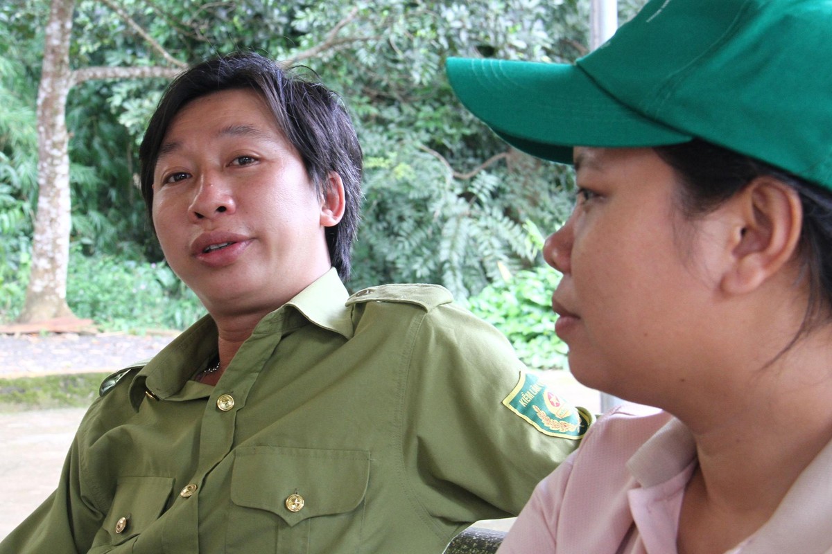 Trò chuyện cùng anh Hùng và Ánh. Ảnh: Thành Nguyễn