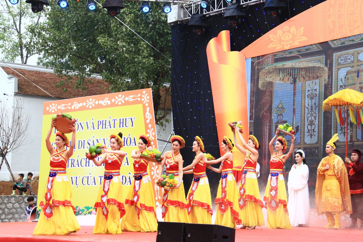 Lễ hội Tản Viên Sơn Thánh được tổ chức rộng khắp vùng xứ Đoài Ba Vì, tập trung tại cụm di tích đền Thượng - đền Trung - đền Hạ (xã Minh Quang và xã Ba Vì). Sự kiện mang màu sắc nghệ thuật dân gian đặc sắc. Ảnh: Thành Nguyễn.