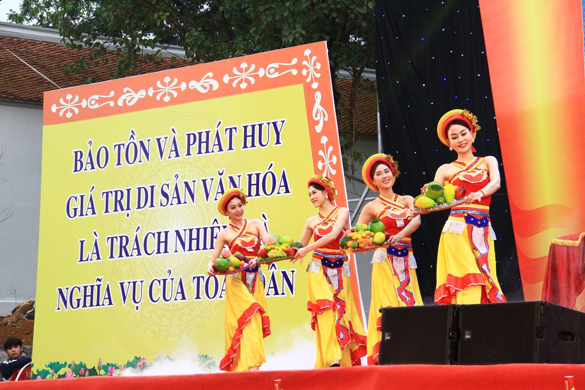 Dâng Thánh. Ảnh: Thành Nguyễn.