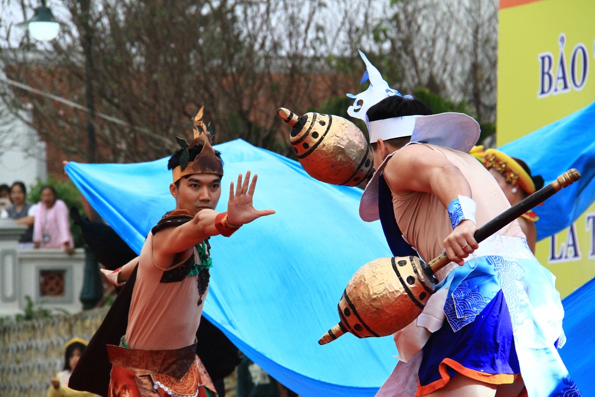 Sự kiện năm nay còn mang màu sắc nghệ thuật đậm nét khi tái hiện lại tích Sơn Tinh - Thuỷ Tinh. Ảnh: Thành Nguyễn.