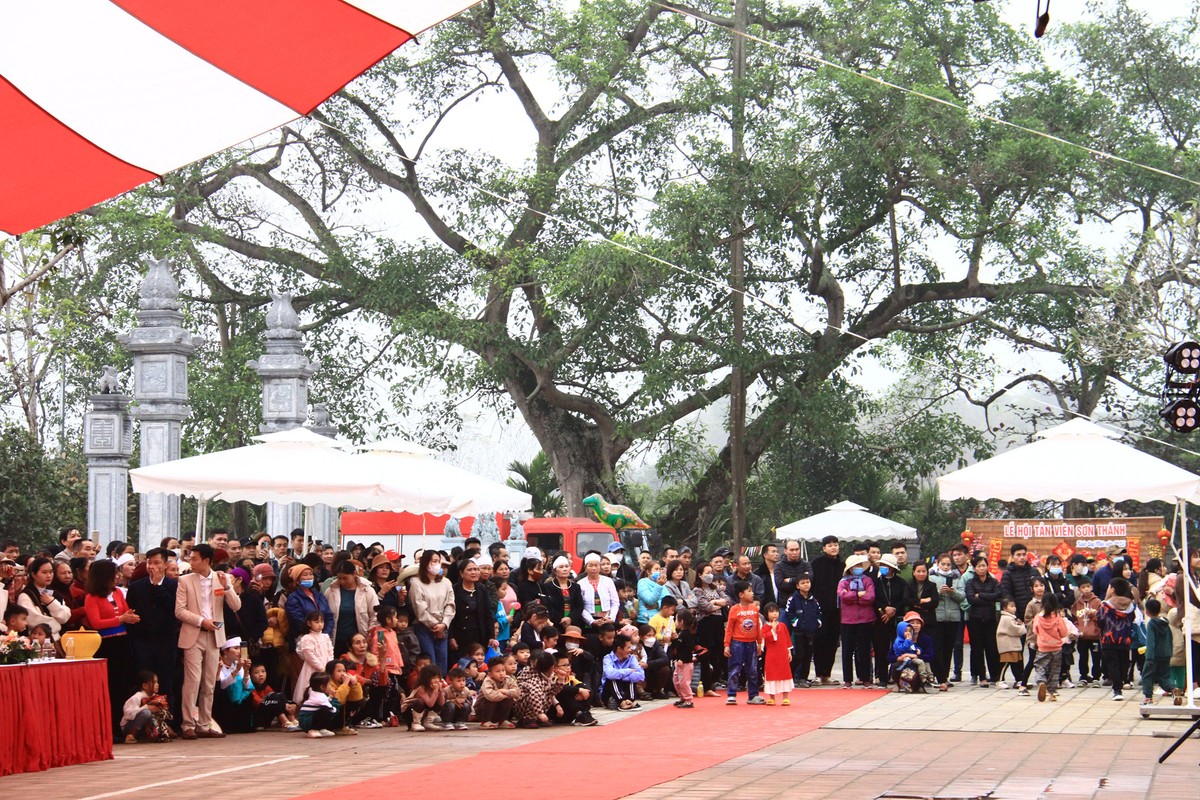 Lễ hội góp phần bảo tồn nét văn hoá đặc sắc của người dân Ba Vì, thu hút sự quan tâm của đông đảo người dân địa phương và du khách thập phương. Ảnh: Thành Nguyễn.