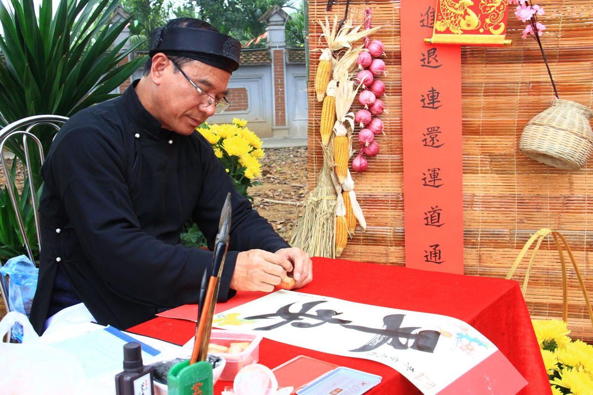 Thầy đồ tặng chữ. Ảnh: Thành Nguyễn.