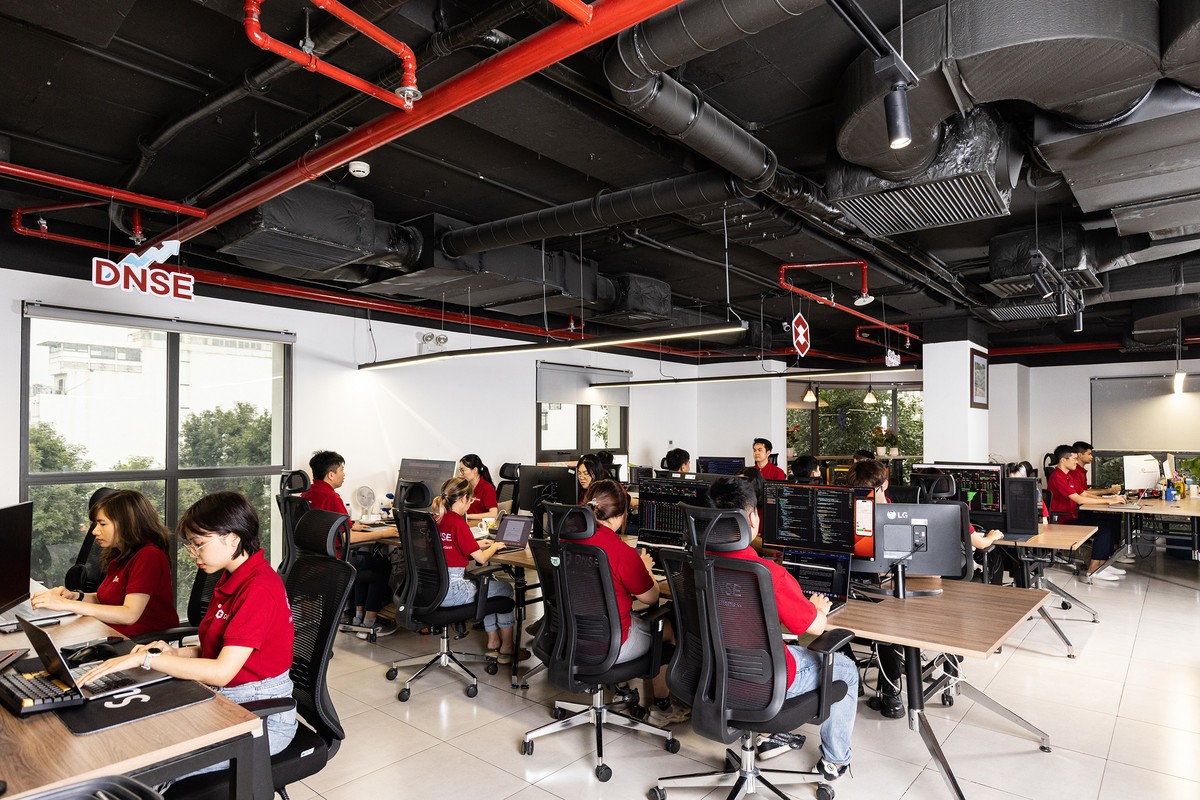 Công nghệ được ứng dụng trong mọi hoạt động phát triển sản phẩm và vận hành tại DNSE. Công nghệ được ứng dụng trong mọi hoạt động phát triển sản phẩm và vận hành tại DNSE.