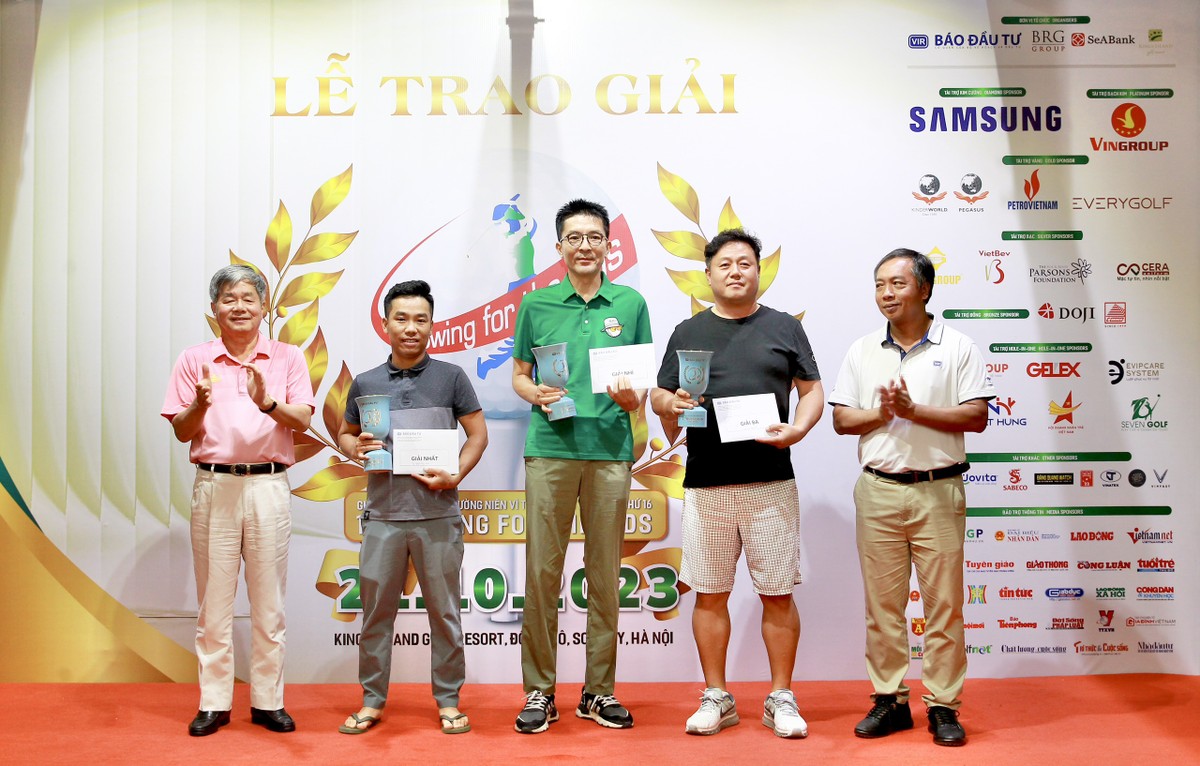 Vinh danh các gôn thủ. Ảnh: Chí Cường. Vinh danh các gôn thủ. Ảnh: Chí Cường.