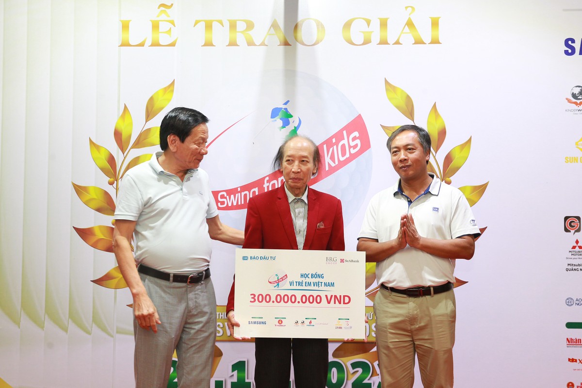 Ban tổ chức trao 300 triệu đồng cho Quỹ Khuyến học Việt Nam. Ảnh: Chí Cường. Ban tổ chức trao 300 triệu đồng cho Quỹ Khuyến học Việt Nam. Ảnh: Chí Cường.