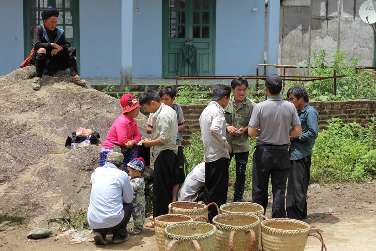 Một góc chợ phiên. Ảnh: Thành Nguyễn.