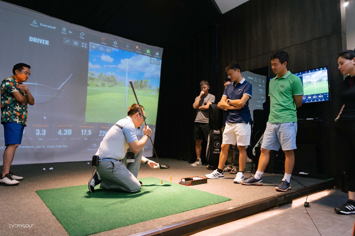 Tại Everygolf, học viên vừa được hướng dẫn trực quan từ huấn luyện viên, vừa được hỗ trợ bởi công nghệ luyện tập chuẩn quốc tế. Tại Everygolf, học viên vừa được hướng dẫn trực quan từ huấn luyện viên, vừa được hỗ trợ bởi công nghệ luyện tập chuẩn quốc tế.