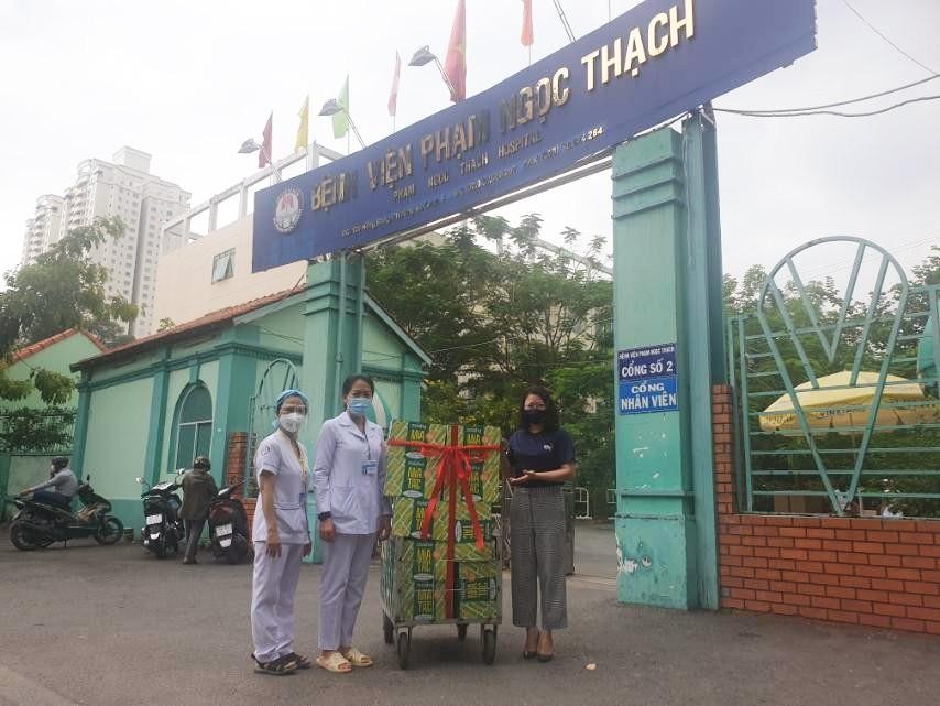 Hàng ngàn thùng nước mía MÍAHA có thành phần 100% tự nhiên với vị ngọt thanh mát đã được gửi tặng đến các bệnh viện phòng chống dịch Covid-19 và những Đơn vị từ thiện, địa điểm khó khăn, khu cách ly trên địa bàn thành phố, hy vọng tiếp thêm sức đề kháng, giải nhiệt cho các y bác sĩ và người dân