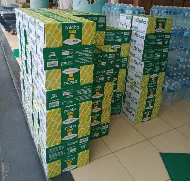 Nước mía đóng lon MÍAHA là món quà ý nghĩa, giúp nạp năng lượng hiệu quả cho lực lượng tuyến đầu đang ngày đêm phòng chống dịch Covid-19 đang bùng phát