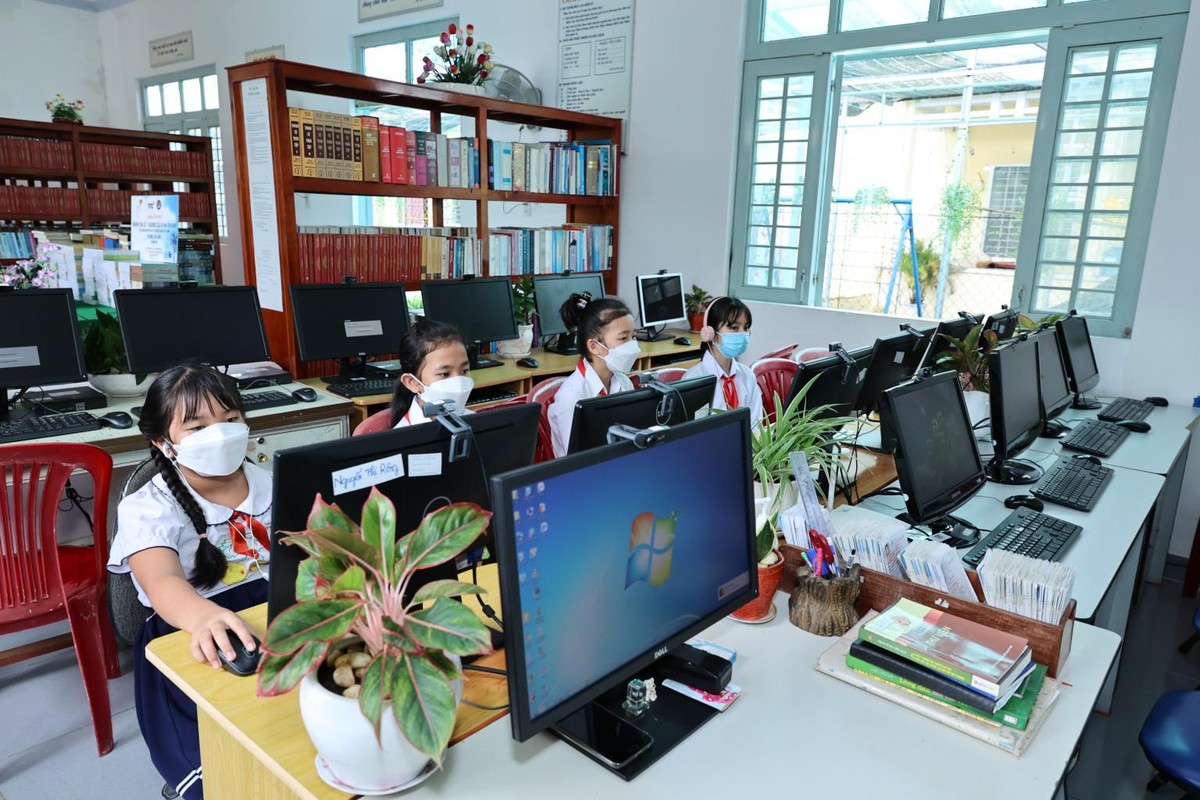 Thư viện Đặng Huỳnh được thành lập xuất phát từ tâm huyết của ông bà Đặng Văn Thành, giúp các em có cơ hội tiếp cận công nghệ, học tập Thư viện Đặng Huỳnh được thành lập xuất phát từ tâm huyết của ông bà Đặng Văn Thành, giúp các em có cơ hội tiếp cận công nghệ, học tập