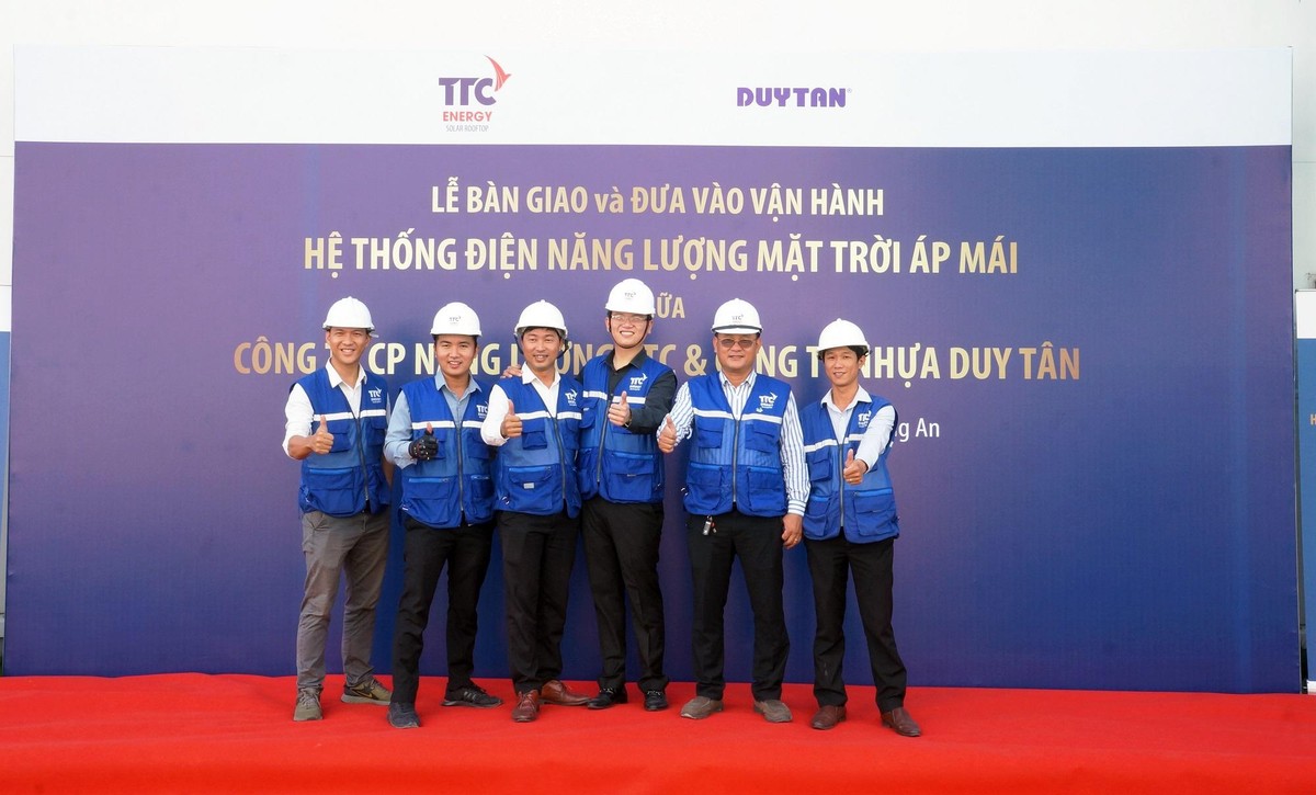 Ông Đặng Huỳnh Anh Tuấn - Chủ tịch HĐQT TTC Energy (thứ 3 từ bên phải) cho biết, hiện nay Công ty đang hướng đến trở thành doanh nghiệp EPC cung cấp các giải pháp về quản lý và tiết kiệm năng lượng hàng đầu Việt Nam Ông Đặng Huỳnh Anh Tuấn - Chủ tịch HĐQT TTC Energy (thứ 3 từ bên phải) cho biết, hiện nay Công ty đang hướng đến trở thành doanh nghiệp EPC cung cấp các giải pháp về quản lý và tiết kiệm năng lượng hàng đầu Việt Nam