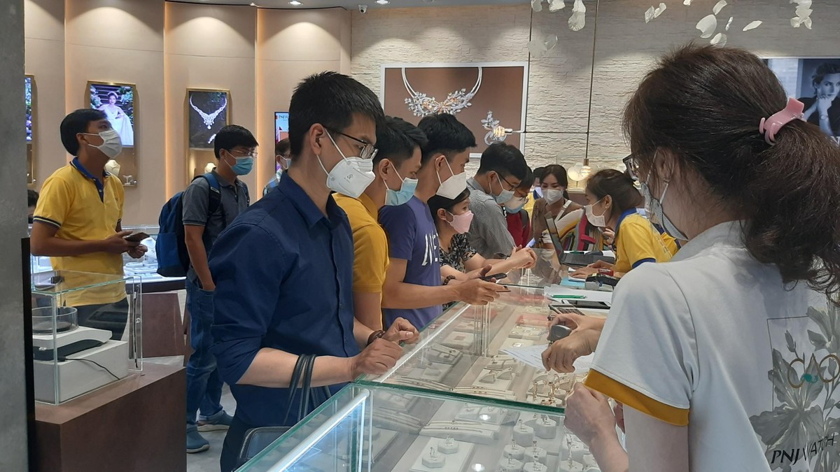 Nhiều khách hàng tranh thủ đến cửa hàng mua vàng cuối ngày Thần Tài