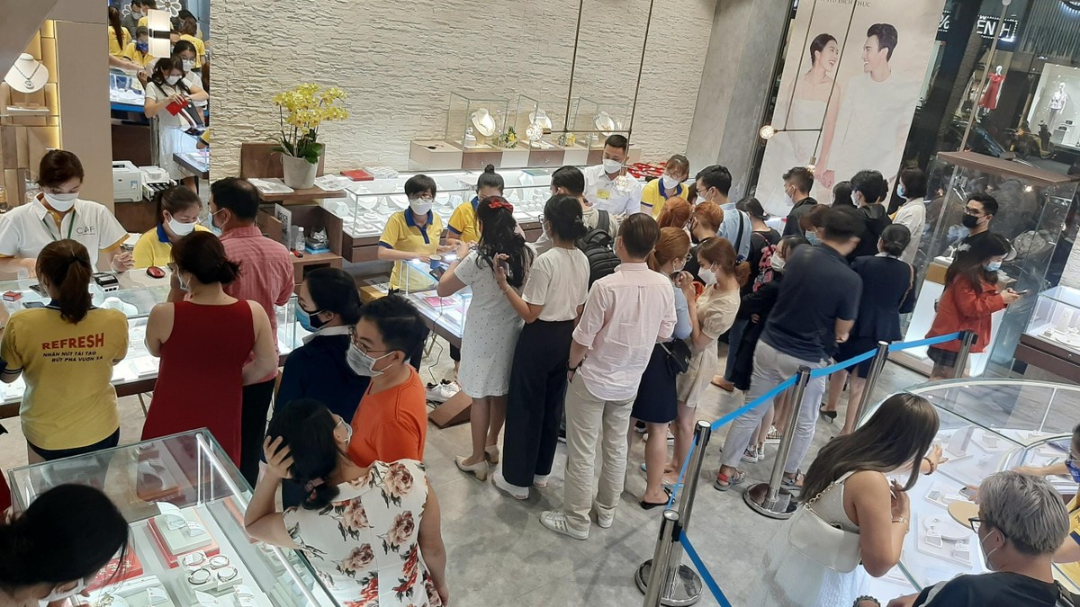 Thậm chí nhiều bạn trẻ phải xếp hàng để có thể mua nữ trang vàng để cầu may đầu năm