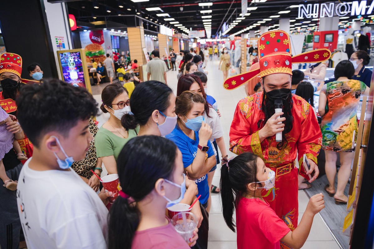 Nhiều trẻ em được ba mẹ đưa trên trung tâm thương mại ở TP.HCM trong ngày Thần Tài