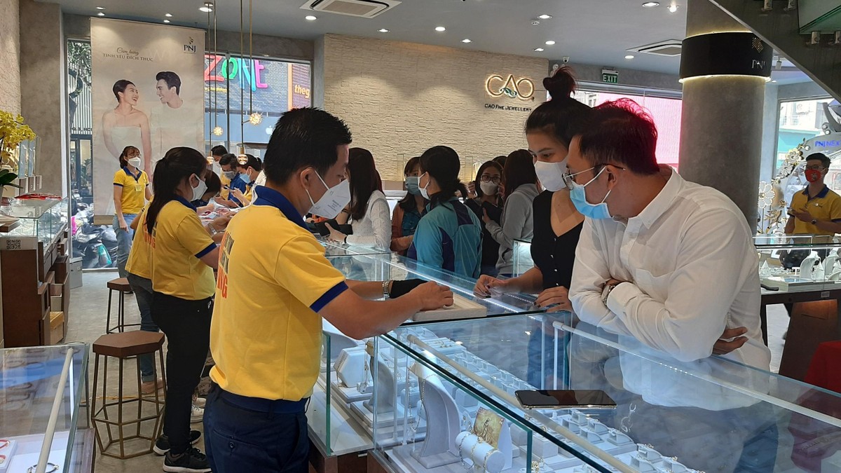 Nhu cầu vàng trong ngày vía Thần Tài được các cửa hàng vàng cho biết gia tăng đáng kể