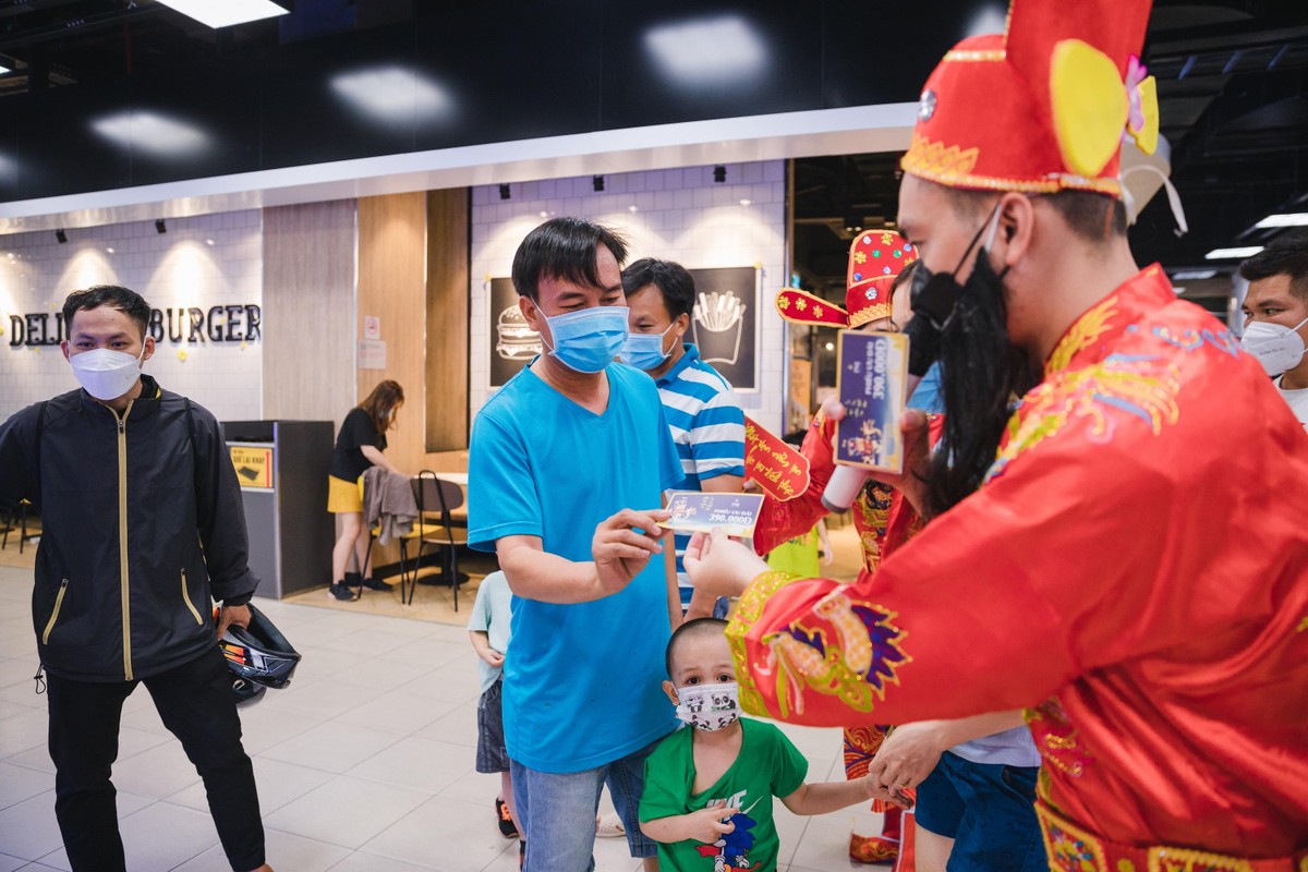 Phát phiếu mua nữ trang ưu đãi cho khách hàng đến trung tâm thương mại