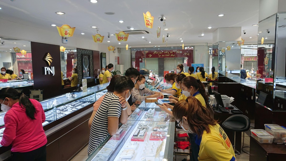 Nhiều người trẻ chọn mua cả nữ trang vàng, thay vì vàng miếng vàng nhẫn trong ngày Thần Tài