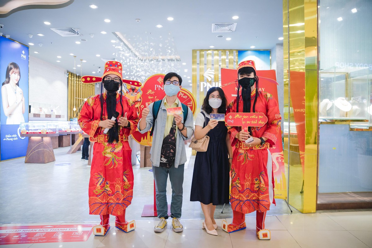 Các thần tài đứng đón khách hàng ngay cửa vào trung tâm thương mại