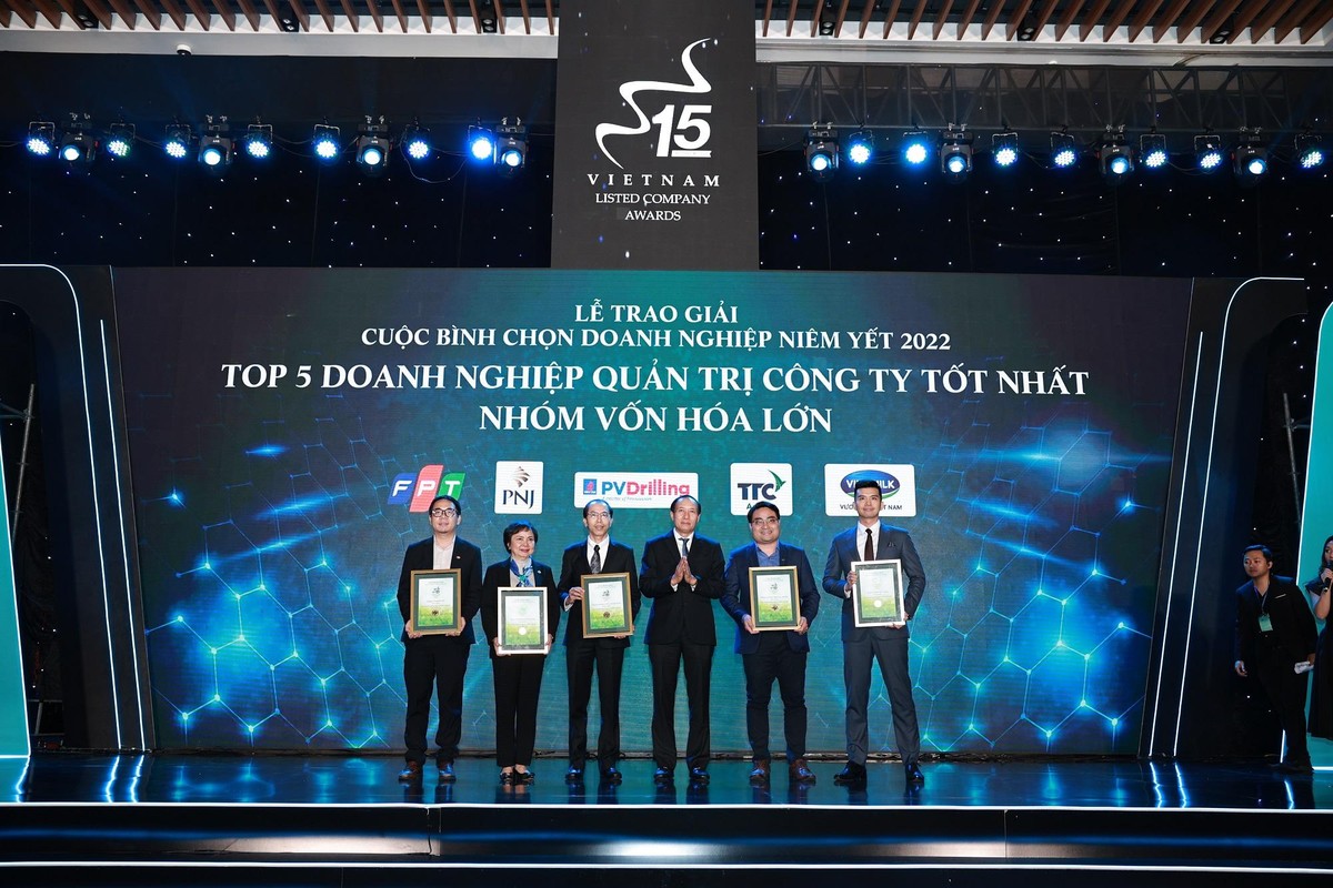 Bà Dung (thứ hai từ trái qua) cùng các đại diện các công ty nhận giải thưởng