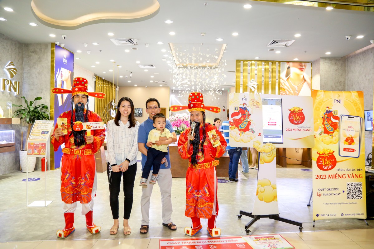 Vào ngày vía Thần Tài, hầu hết cửa hàng vàng đều mở cửa từ 6h sáng để đón khách, thay vì 8h sáng như trước đây.