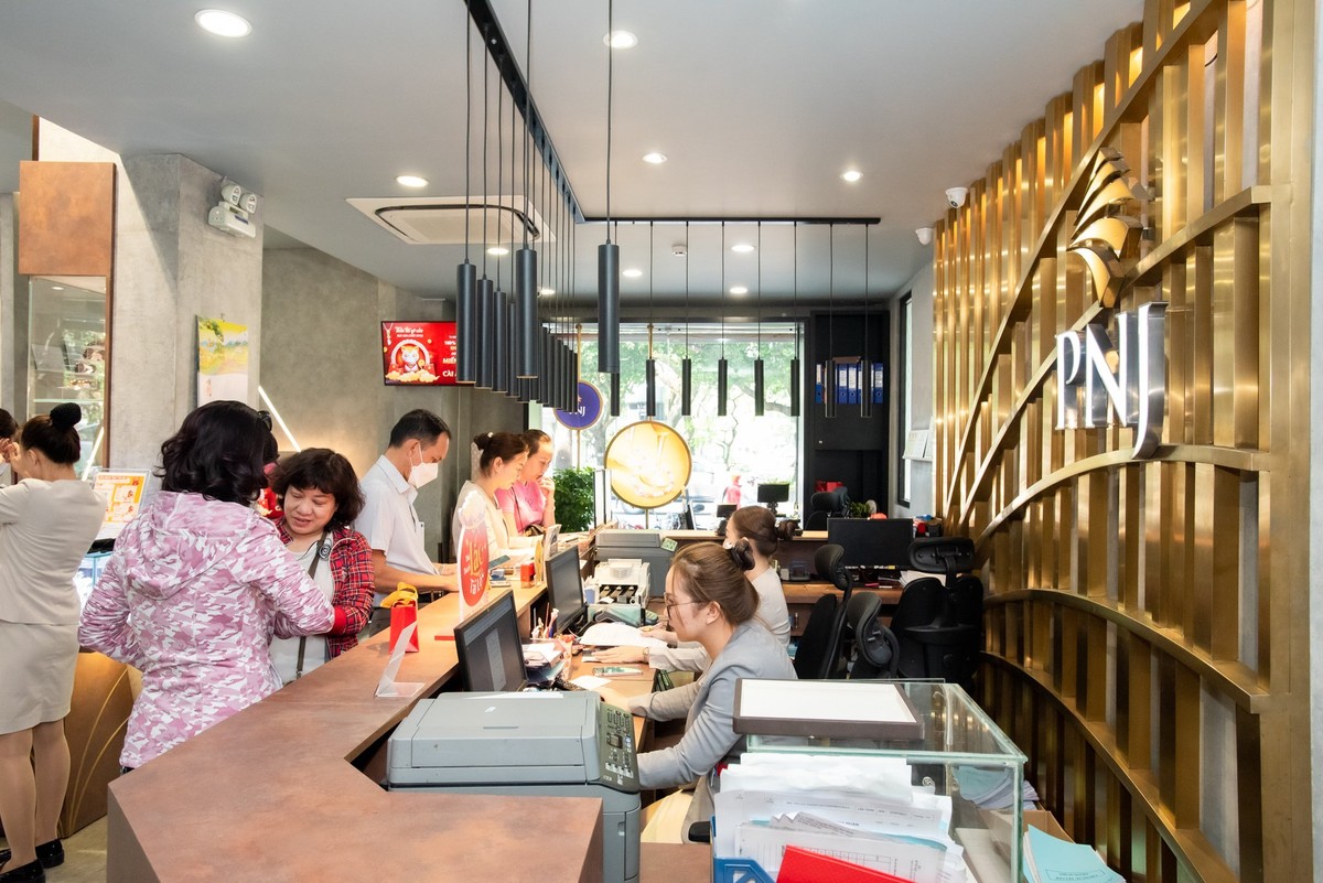 Nhiều khách hàng đã tranh thủ đến sớm để chọn mua cho mình một miếng vàng ưng ý trong ngày cầu vía Thần Tài mà không phải xếp hàng, chờ đợi lâu khi khách hàng đông.