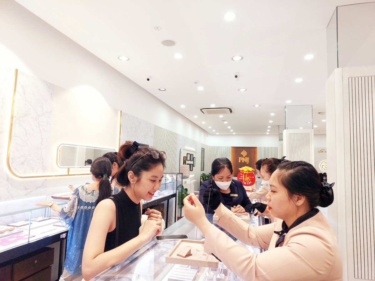 Ngoài vàng miếng, vàng nhẫn, vàng chỉ thương hiệu SJC, không ít khách hàng còn chọn mua vàng nữ trang, kể cả vàng trắng để cầu may trong ngày Thần Tài (mồng 10 tháng Giêng), nhưng vẫn có thể làm trang sức luôn đeo bên mình để cầu may Tài- Lộc.