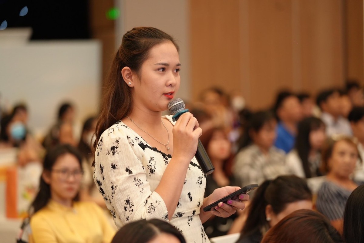 Cổ đông chất vấn tại ĐHCĐ HDBank sáng ngày 26/4. Ảnh: TP Cổ đông chất vấn tại ĐHCĐ HDBank sáng ngày 26/4. Ảnh: TP