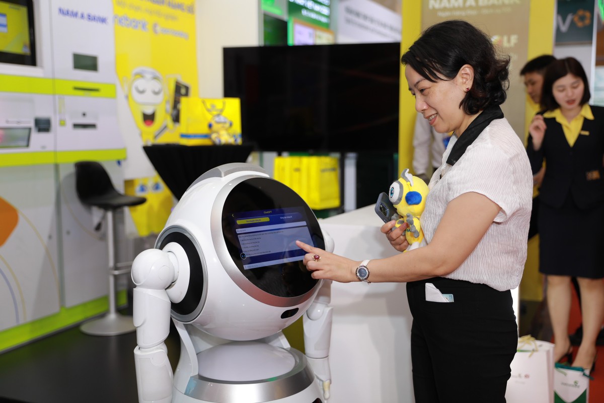 Khách tham quan thích thú trước Robot OPBA – được tích hợp công nghệ AI Khách tham quan thích thú trước Robot OPBA – được tích hợp công nghệ AI
